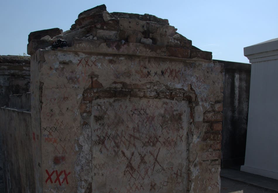 julia_new-orleans_tomb-crosses_950x659